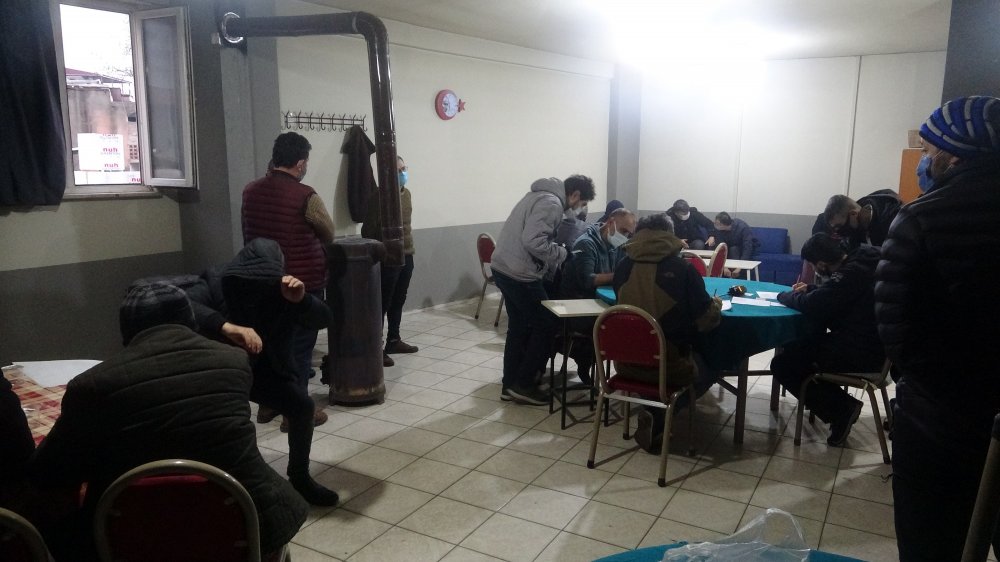 Kamerayla önlem alıp, 3 aydır faaliyet gösteren kıraathaneye baskın