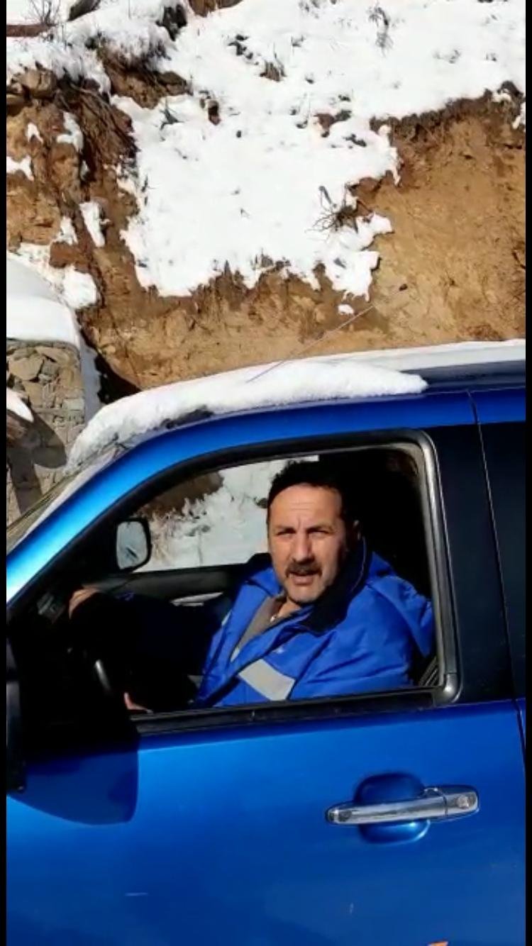Kamyonete bağlı tahtalı düzeneğe oturan grup, kar küreyip kaydı