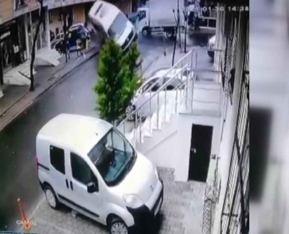 Kamyonetin çarptığı minibüs devrildi 2 kişi ölümden döndü o anlar kamerada