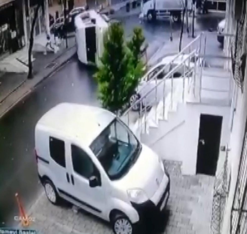 Kamyonetin çarptığı minibüs devrildi 2 kişi ölümden döndü o anlar kamerada
