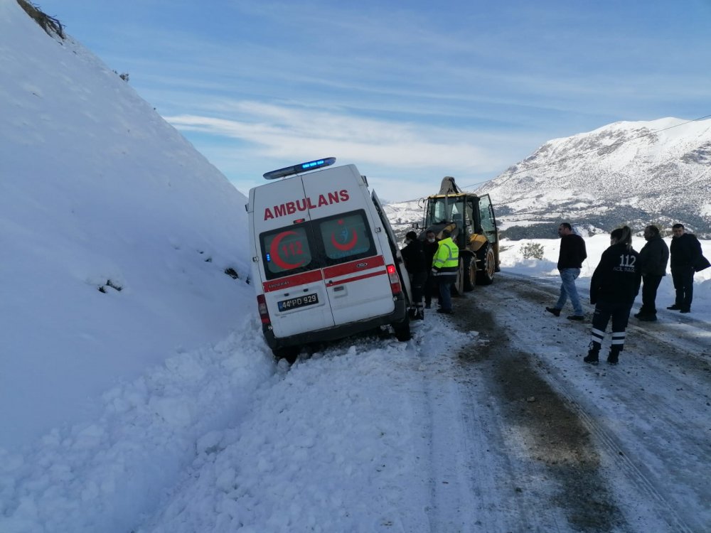 Kara saplanan ambulans 1 saatte kurtarıldı