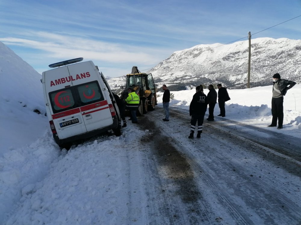 Kara saplanan ambulans 1 saatte kurtarıldı