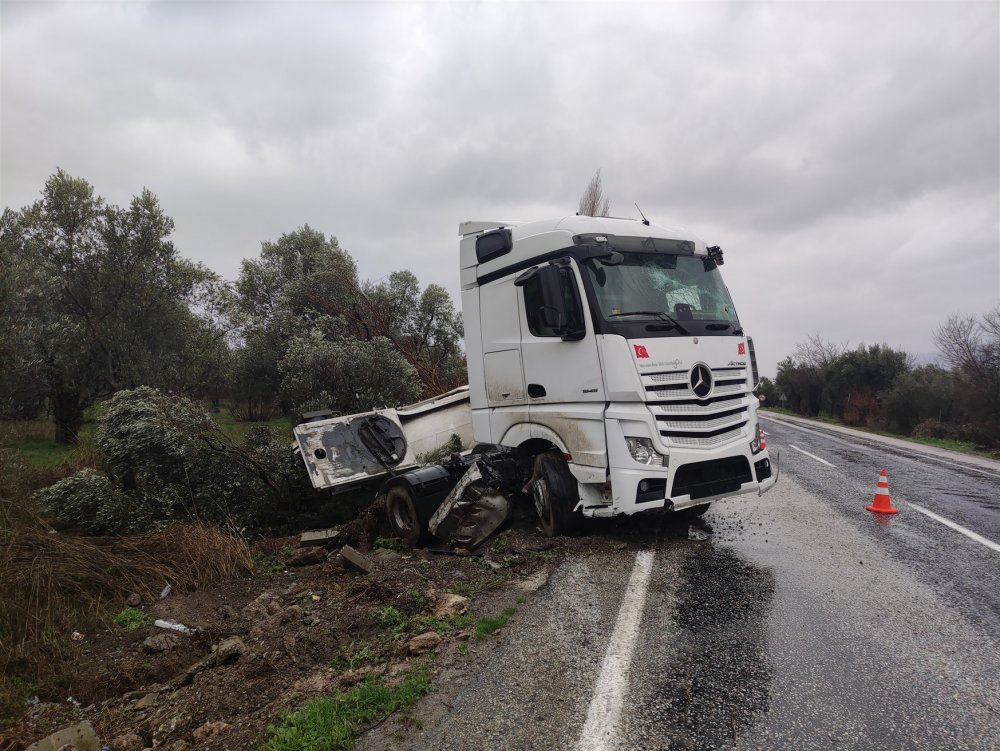 Kayganlaşan yolda devrilenTIR'ın taşıdığı tanker zeytinliğe savruldu