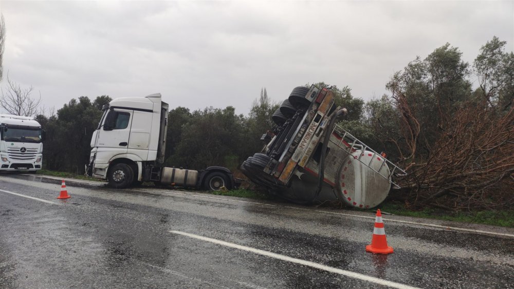 Kayganlaşan yolda devrilenTIR'ın taşıdığı tanker zeytinliğe savruldu