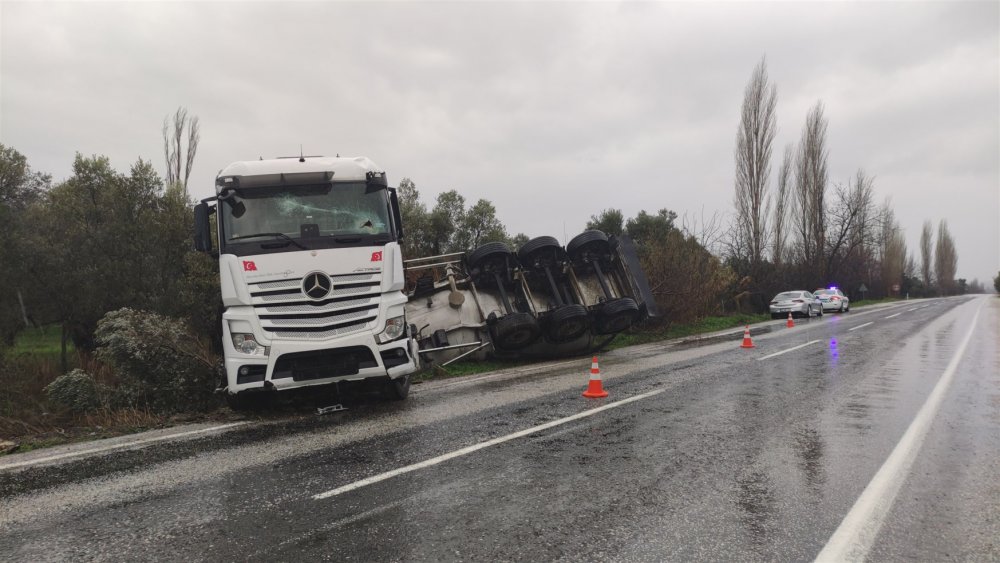 Kayganlaşan yolda devrilenTIR'ın taşıdığı tanker zeytinliğe savruldu