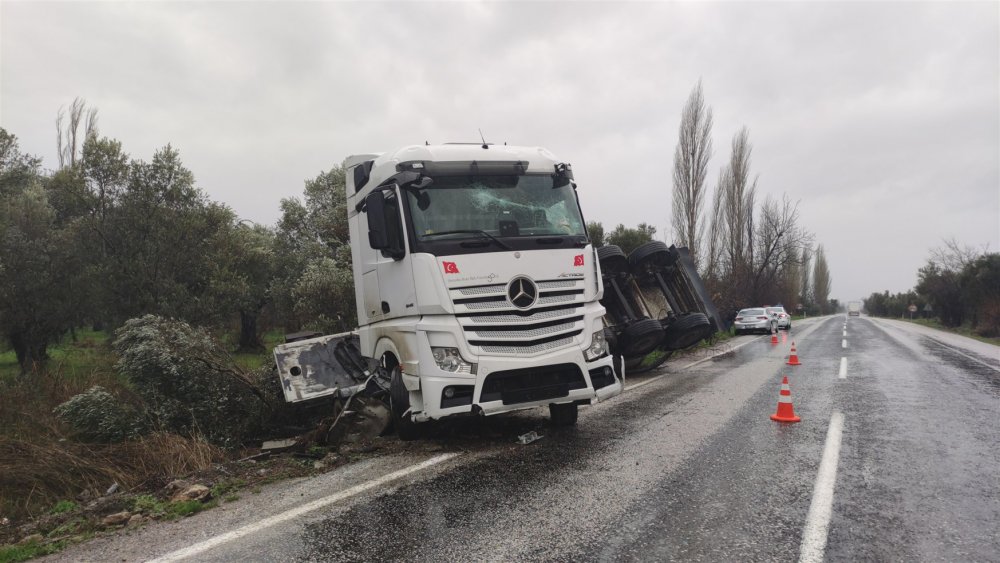 Kayganlaşan yolda devrilenTIR'ın taşıdığı tanker zeytinliğe savruldu