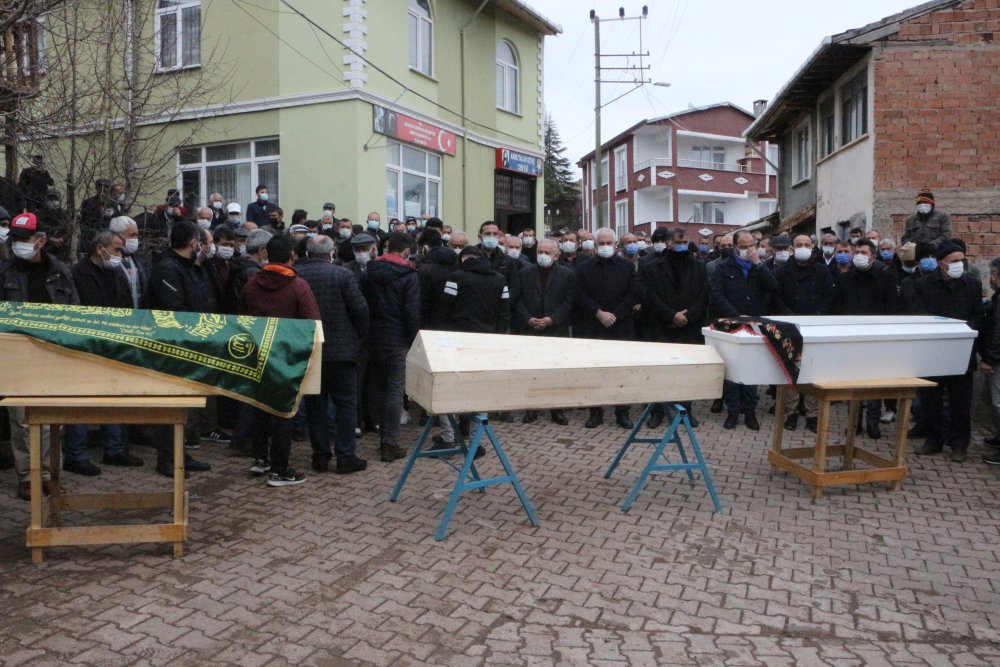 Kendisini birliğine teslim ettikten sonra kazada ölen ailesini son yolcuklarına uğurladı