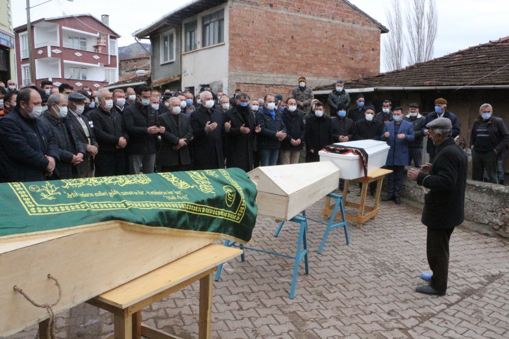 Kendisini birliğine teslim ettikten sonra kazada ölen ailesini son yolcuklarına uğurladı