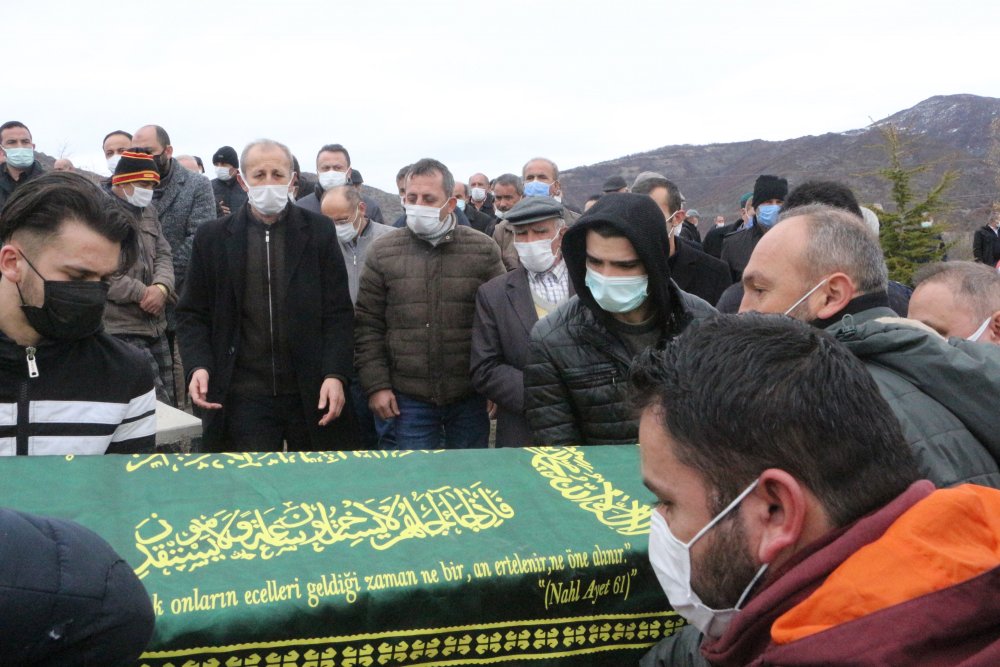 Kendisini birliğine teslim ettikten sonra kazada ölen ailesini son yolcuklarına uğurladı