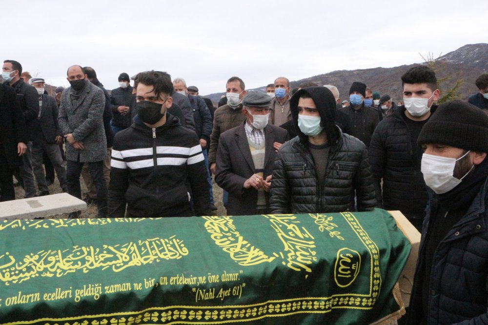 Kendisini birliğine teslim ettikten sonra kazada ölen ailesini son yolcuklarına uğurladı