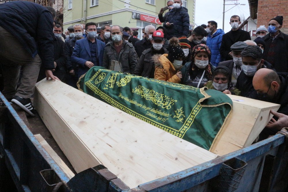 Kendisini birliğine teslim ettikten sonra kazada ölen ailesini son yolcuklarına uğurladı