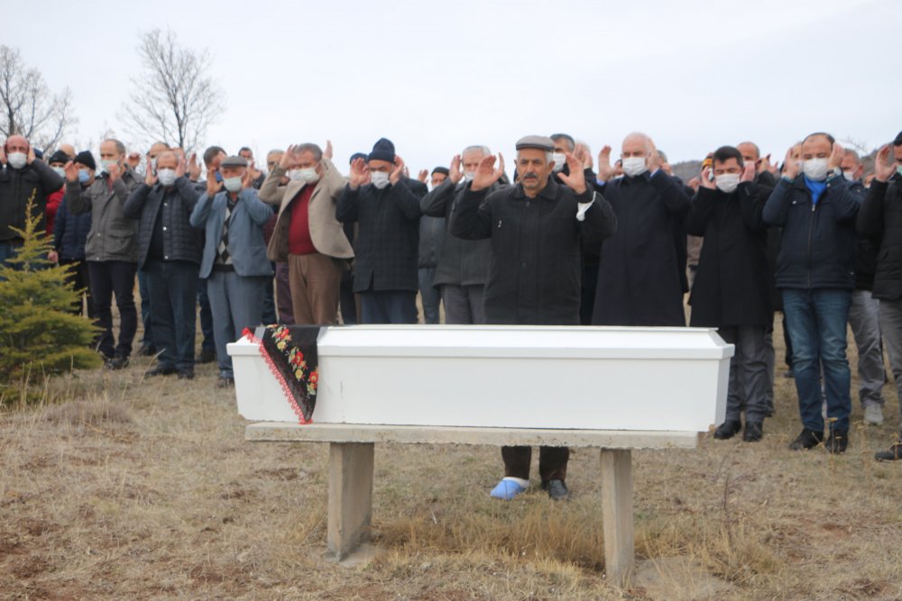 Kendisini birliğine teslim ettikten sonra kazada ölen ailesini son yolcuklarına uğurladı