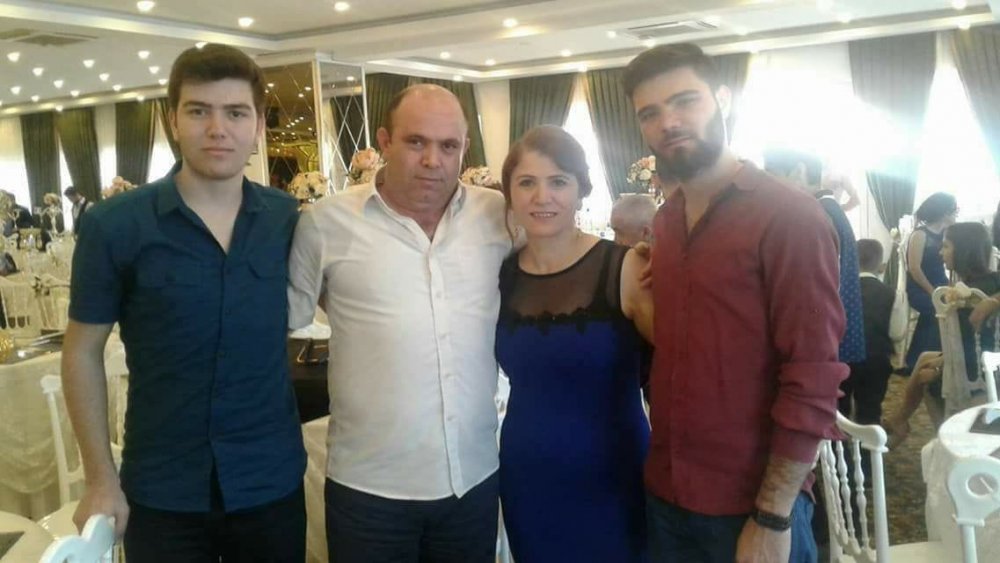 Kendisini birliğine teslim ettikten sonra kazada ölen ailesini son yolcuklarına uğurladı
