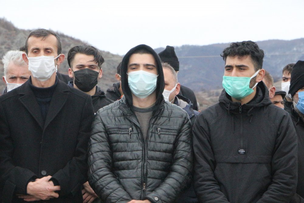 Kendisini birliğine teslim ettikten sonra kazada ölen ailesini son yolcuklarına uğurladı