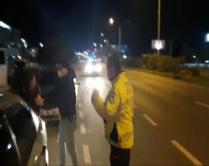 Kısıtlamada alkol alıp, trafiğe çıkan iki arkadaşa para cezası