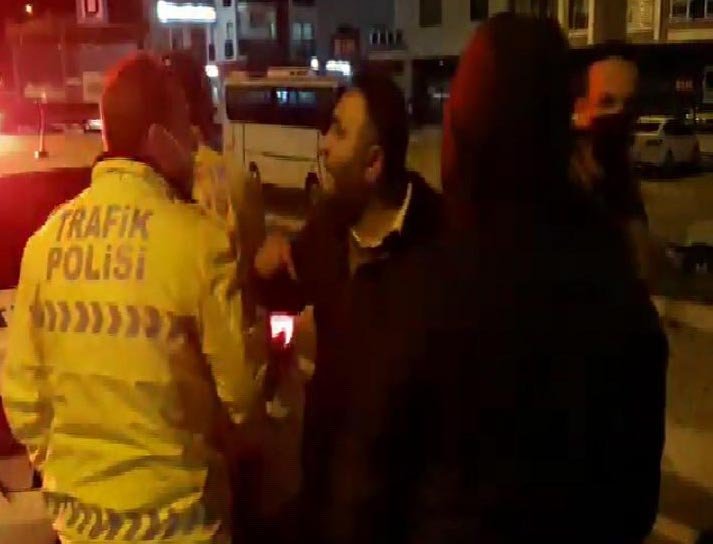 Kısıtlamada alkol alıp, trafiğe çıkan iki arkadaşa para cezası