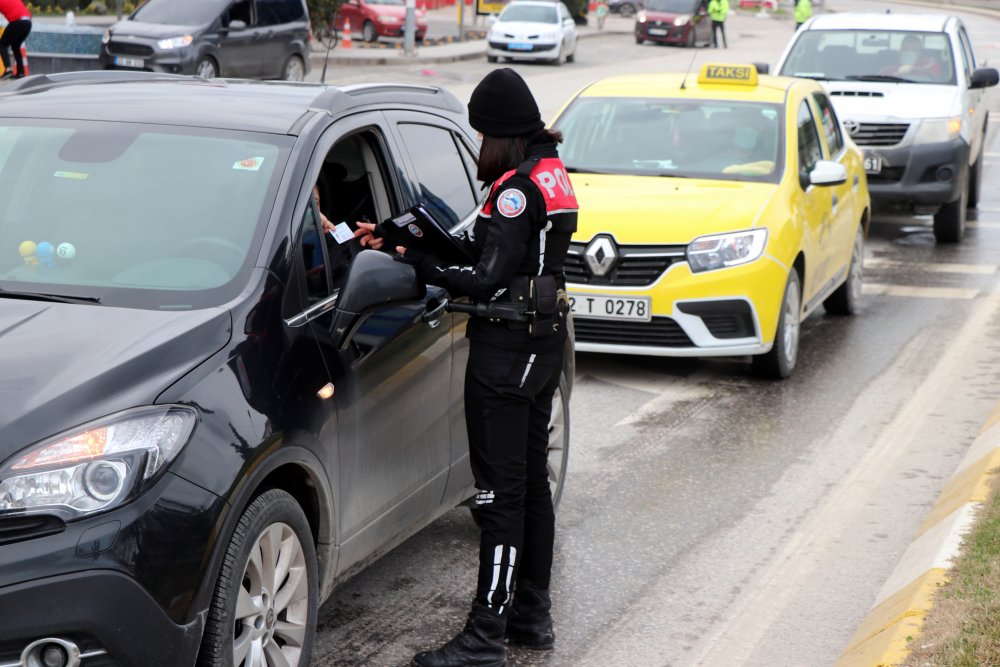 Kısıtlamada izin belgesi olmayan sürücüden, ‘valiyle görüşün’ savunması