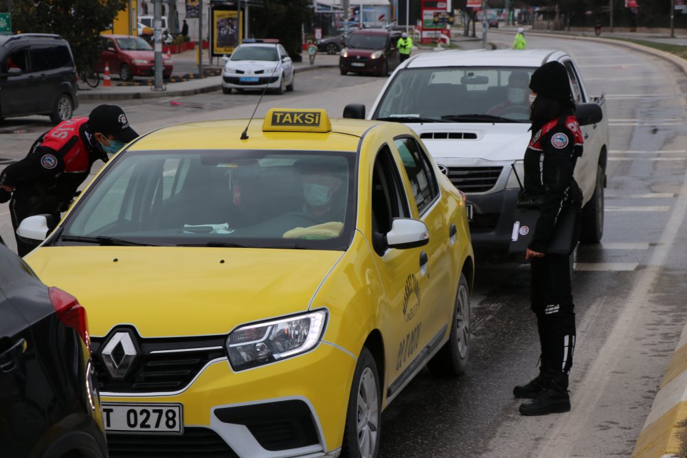 Kısıtlamada izin belgesi olmayan sürücüden, ‘valiyle görüşün’ savunması