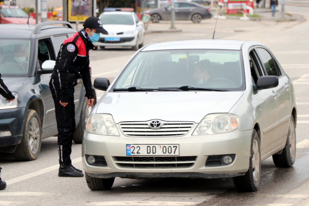 Kısıtlamada izin belgesi olmayan sürücüden, ‘valiyle görüşün’ savunması