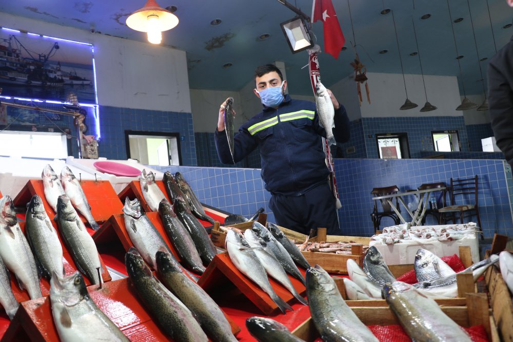 Kısıtlamada tezgahları farklı balıklar süsledi