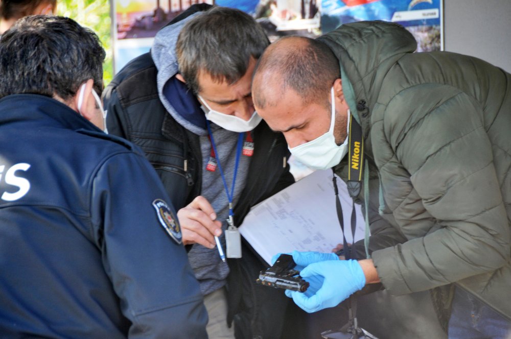 Konyaaltı Sahili'nde 2 tabanca bulundu