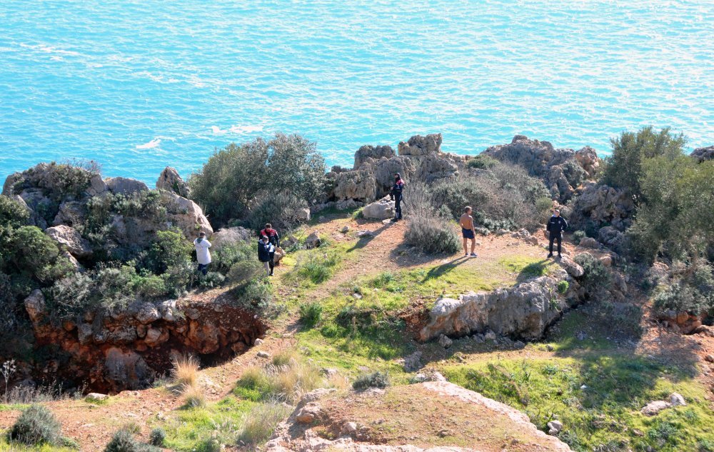 Konyaaltı Sahili'nde 2 tabanca bulundu