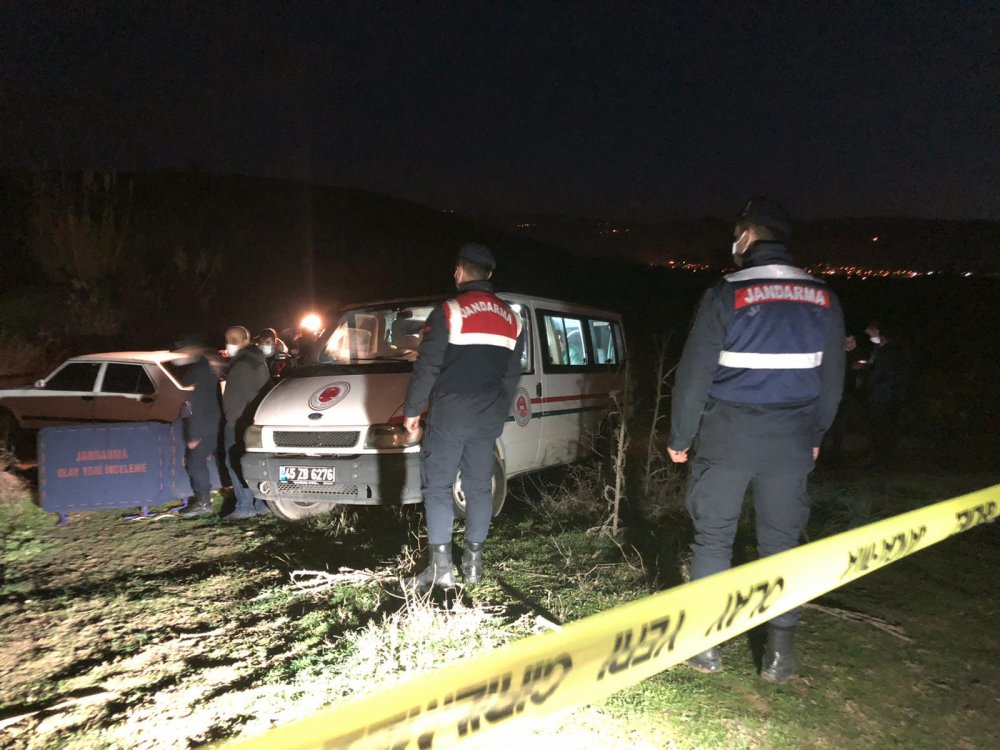 Manisa'da 4 genç otomobilde başlarından vurularak hayatlarına son verildi