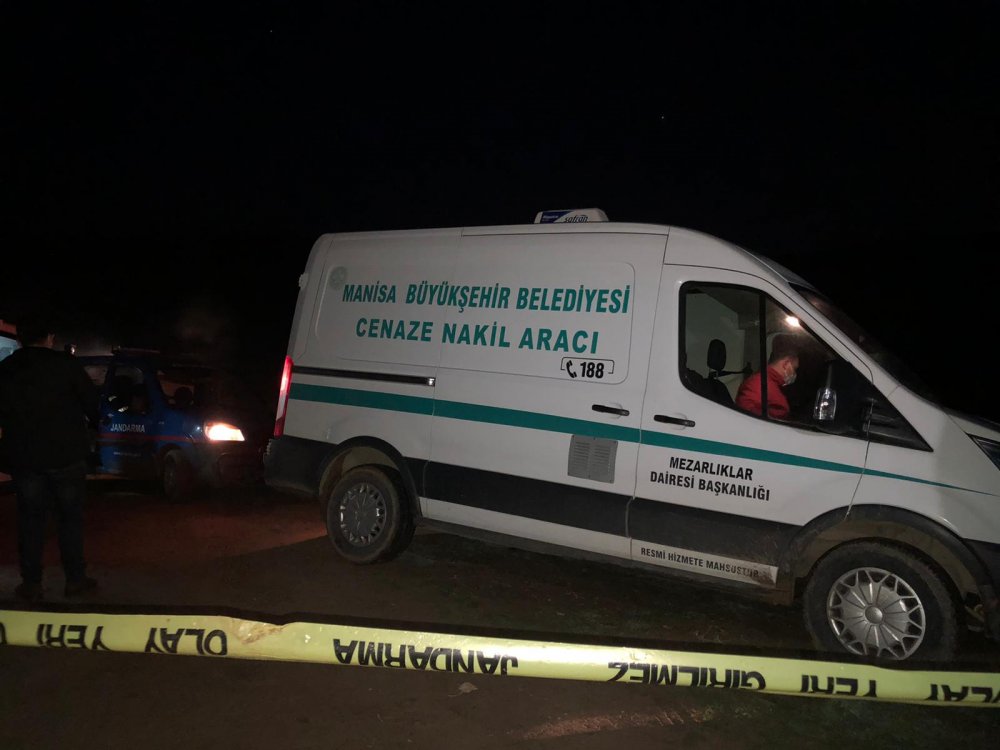 Manisa'da 4 genç otomobilde başlarından vurularak hayatlarına son verildi