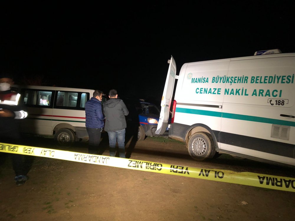 Manisa'da 4 genç otomobilde başlarından vurularak hayatlarına son verildi