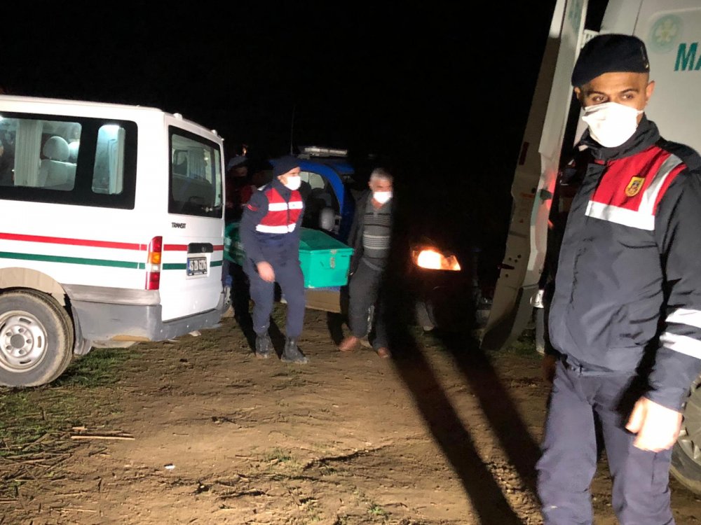 Manisa'da 4 genç otomobilde başlarından vurularak hayatlarına son verildi