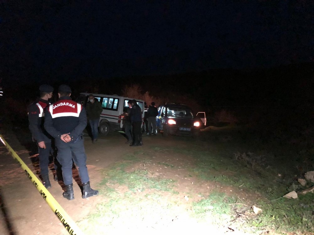 Manisa'da 4 genç otomobilde başlarından vurularak hayatlarına son verildi
