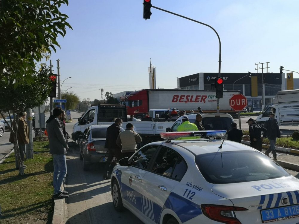 Mersin'de 4 aracın karıştığı zincirleme kaza