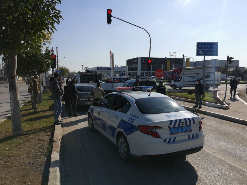Mersin'de 4 aracın karıştığı zincirleme kaza