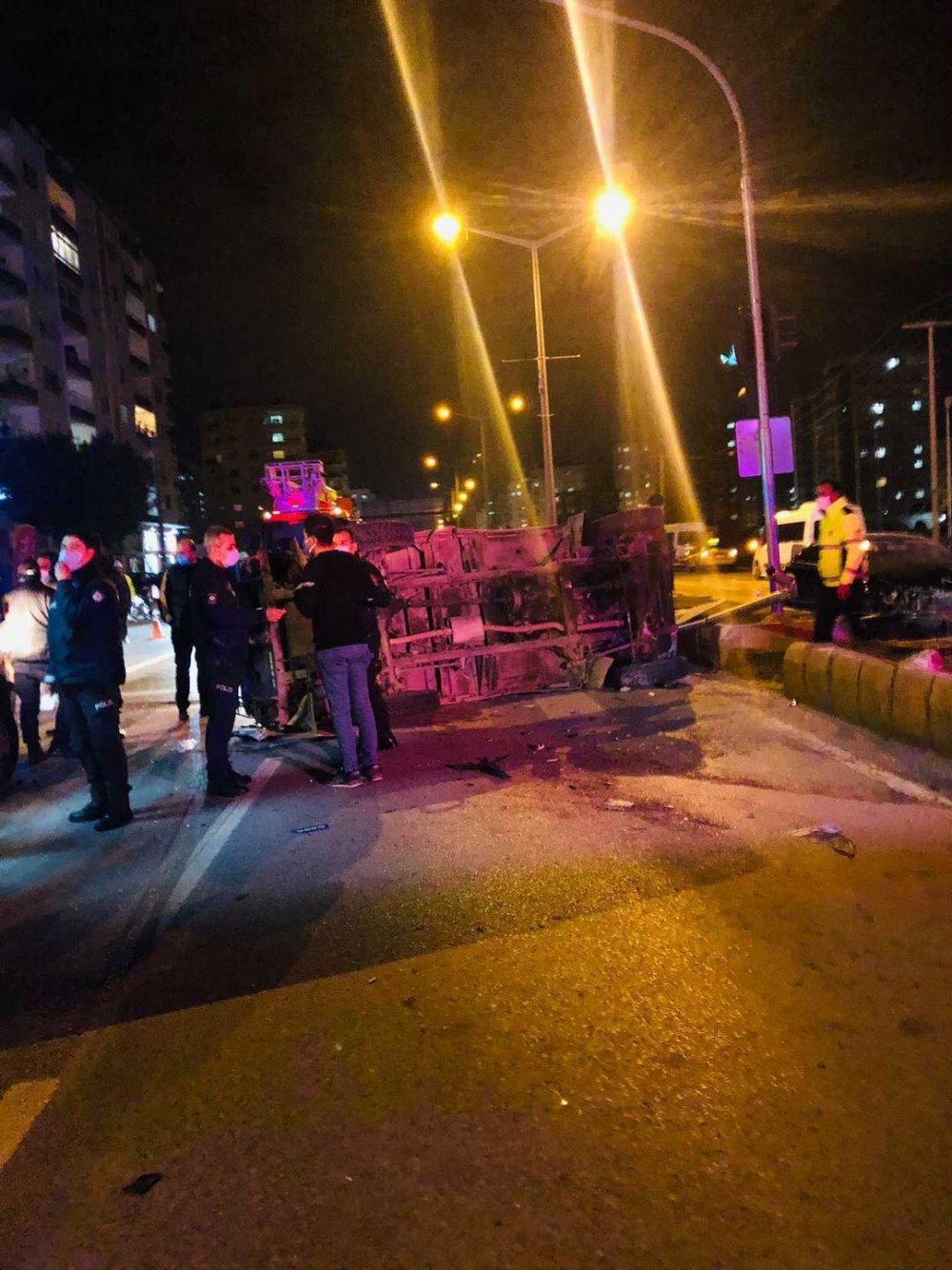 Özel harekat polislerini taşıyan zırhlı araç ile otomobil çarpıştı: 6 yaralı