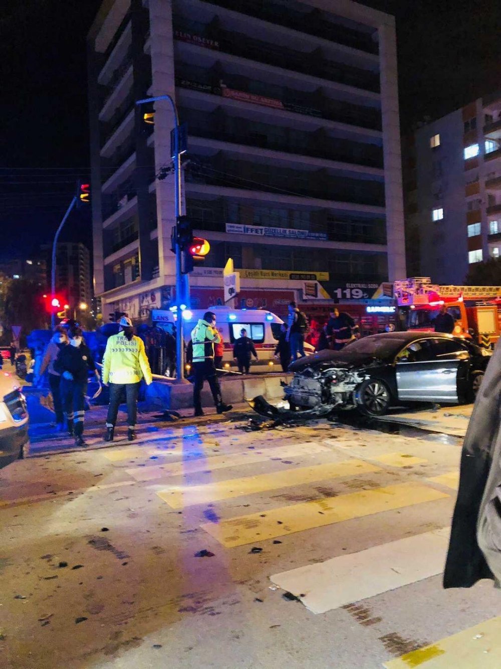 Özel harekat polislerini taşıyan zırhlı araç ile otomobil çarpıştı: 6 yaralı