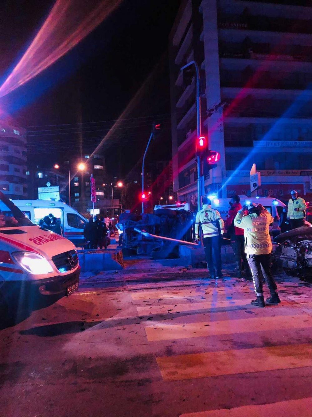Özel harekat polislerini taşıyan zırhlı araç ile otomobil çarpıştı: 6 yaralı