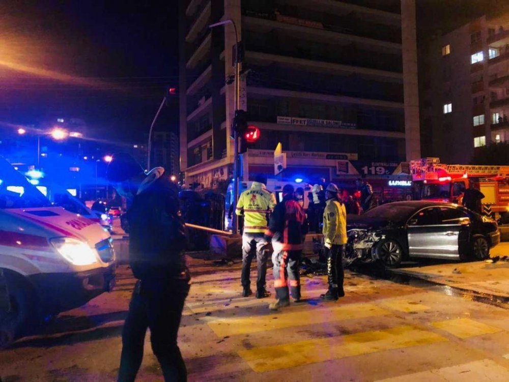 Özel harekat polislerini taşıyan zırhlı araç ile otomobil çarpıştı: 6 yaralı