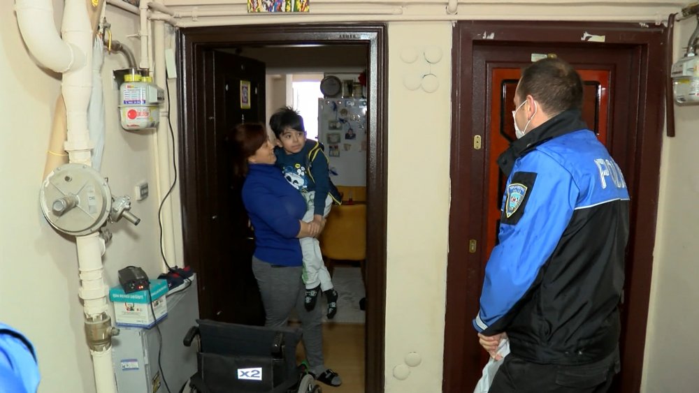 Polis ekiplerinden evde eğitim gören engelli çocuklara ziyaret