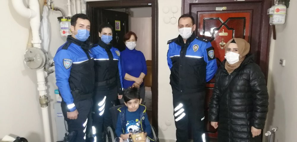 Polis ekiplerinden evde eğitim gören engelli çocuklara ziyaret
