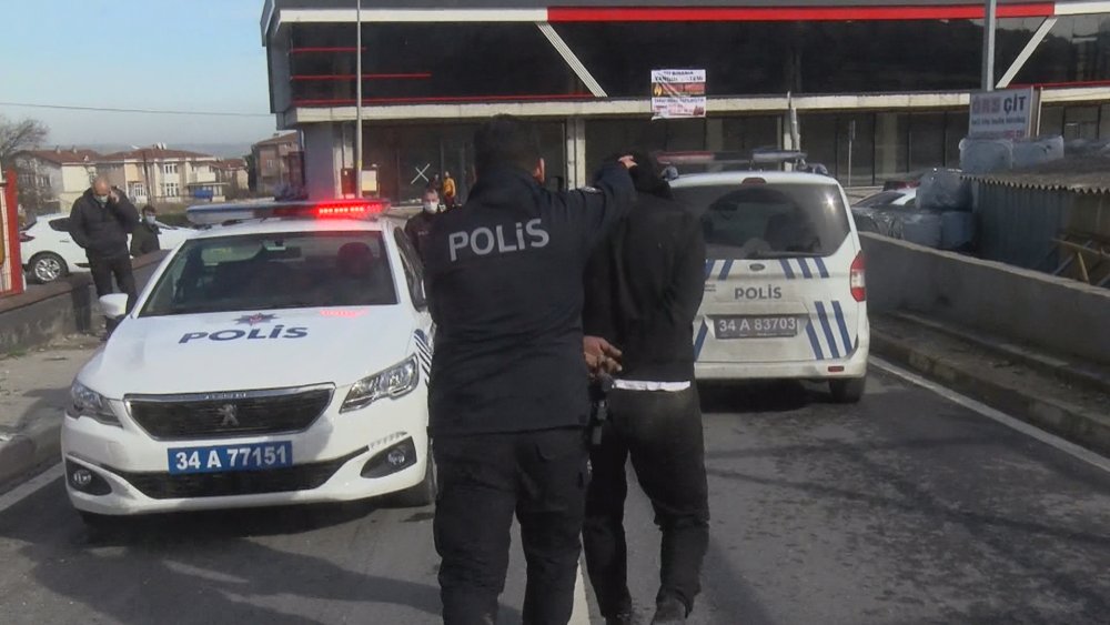Polisin 'dur' ihtarına uymayarak kaçan 5 kişiden 1'i uyarı ateşinde ağır yaralandı