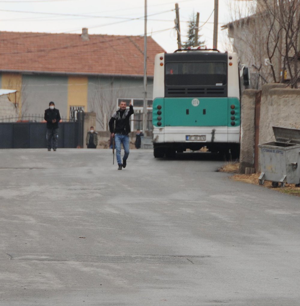 Pompalı tüfekle rastgele ateş açan genci, özel harekât polisleri etkisiz hale getirdi