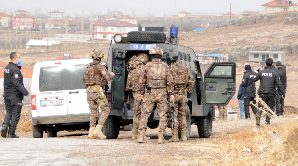 Pompalı tüfekle rastgele ateş açan genci, özel harekât polisleri etkisiz hale getirdi