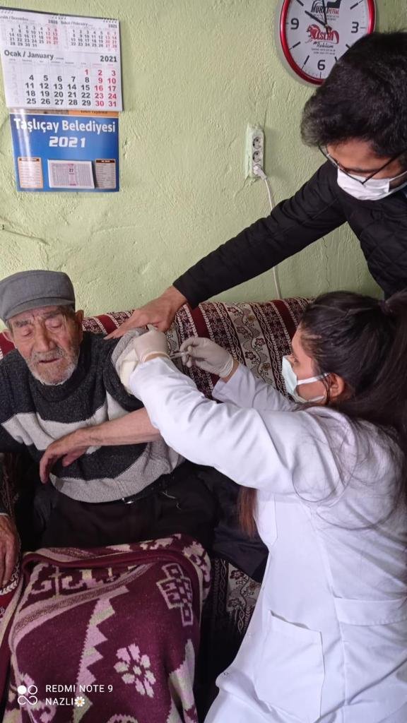 SAĞLIKÇILARIN İŞLERİ DAHA DA ZORLAŞIYOR: Ağrı'da filyasyon ekipleri karlı yolları aşıp, aşı yapıyorlar