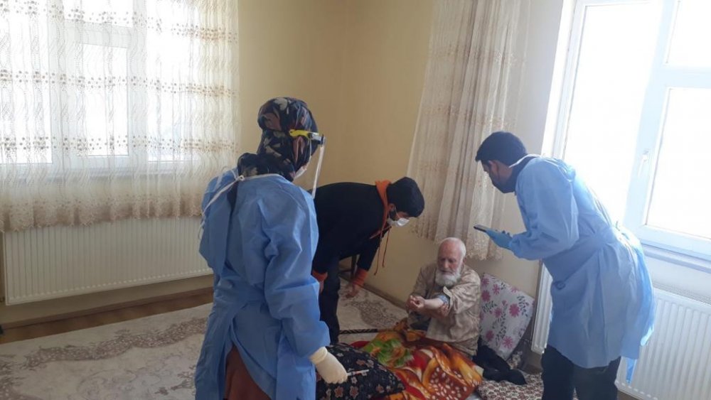 SAĞLIKÇILARIN İŞLERİ DAHA DA ZORLAŞIYOR: Ağrı'da filyasyon ekipleri karlı yolları aşıp, aşı yapıyorlar