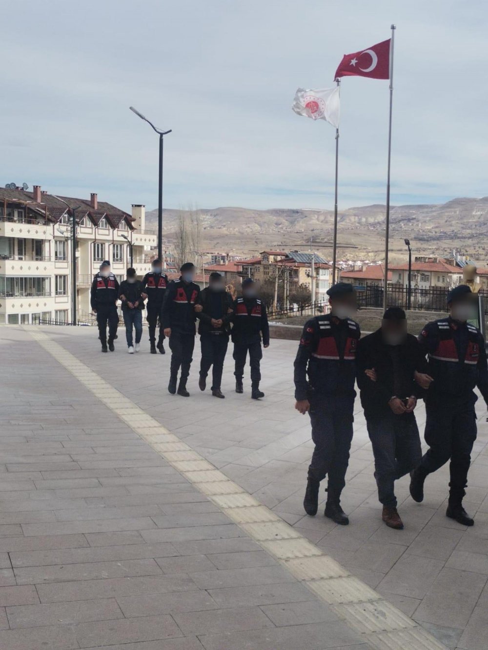 Sahte altın satan baba ile 2 oğlu tutuklandı