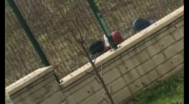 SAKARYA'nın Sapanca ilçesinde, küçük yaştaki çocuklar bahçe duvarının kenarında iddiaya göre uyuşturucu kullanırken görüntülendi