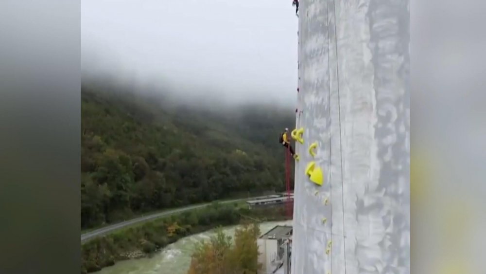 Slovenya'da 360 metrelik bacaya 8 saatte tırmanarak rekor kırdılar