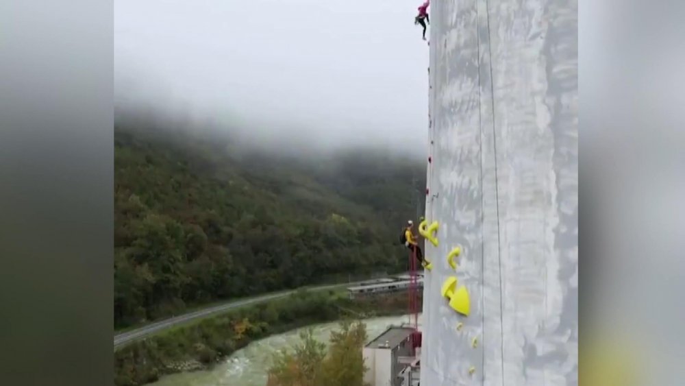 Slovenya'da 360 metrelik bacaya 8 saatte tırmanarak rekor kırdılar