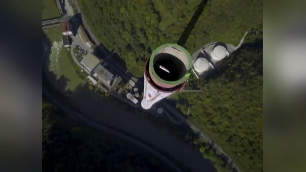 Slovenya'da 360 metrelik bacaya 8 saatte tırmanarak rekor kırdılar