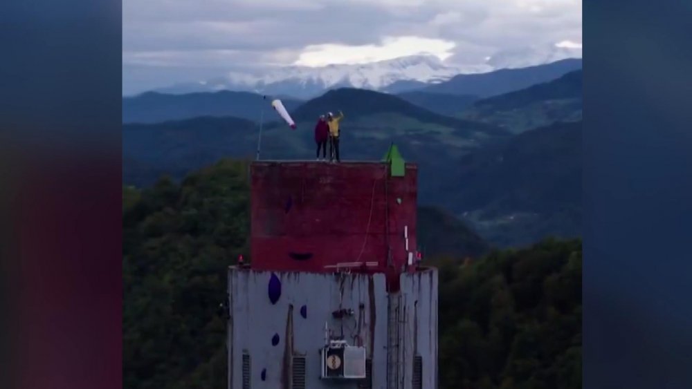 Slovenya'da 360 metrelik bacaya 8 saatte tırmanarak rekor kırdılar